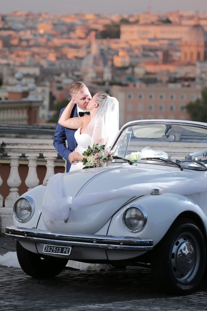 sposi si baciano vicino auto a roma