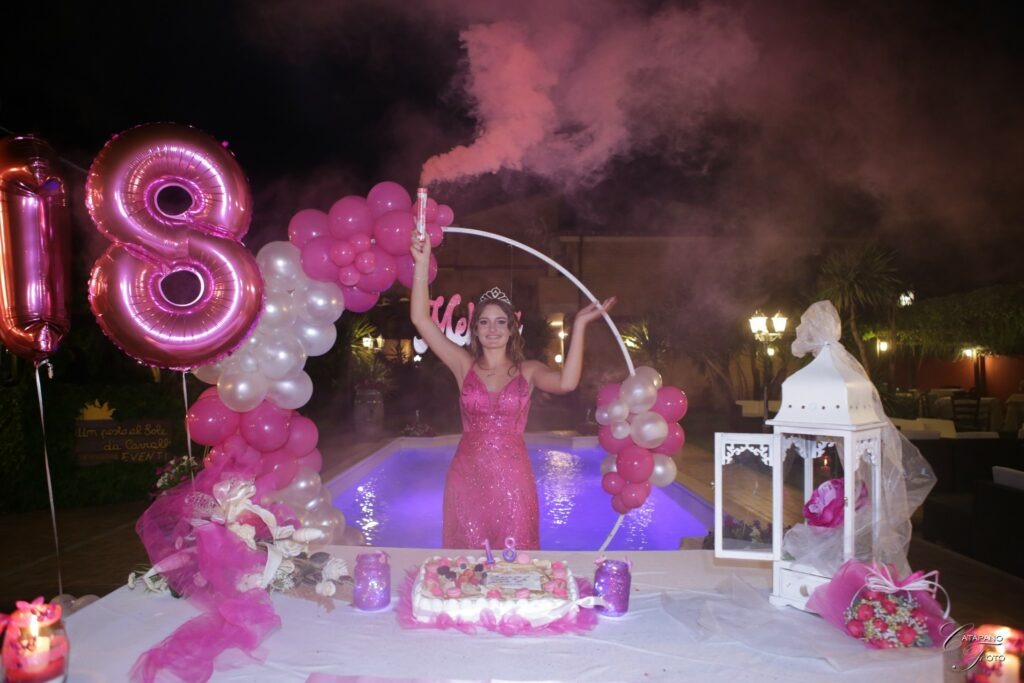 18 anni fotografo Catapano foto Ho seguito Melissa per i suoi 18 anni durante tutto l’evento, dai preparativi al taglio della torta, cogliendo ogni attimo di spontaneità e divertimento. foto finale con torta e fumogeni rosa