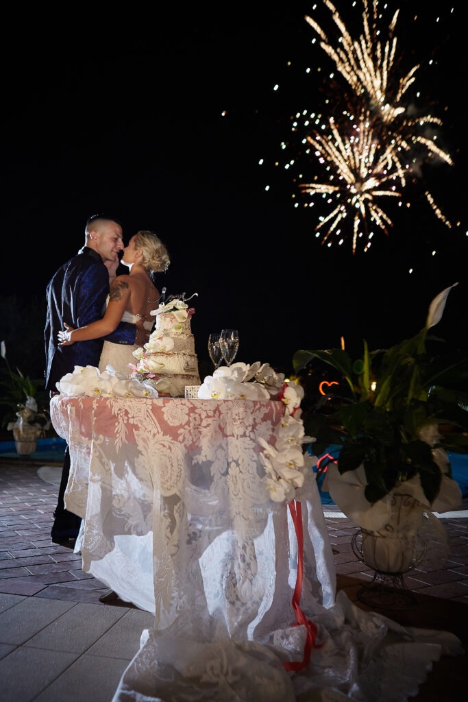 Fotografie di coppia nei romantici scorci del ristorante.