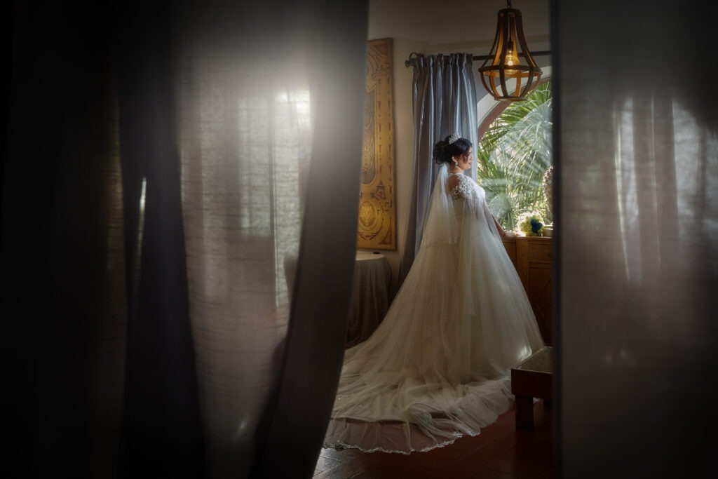 sposa alla finestra, foto in casa