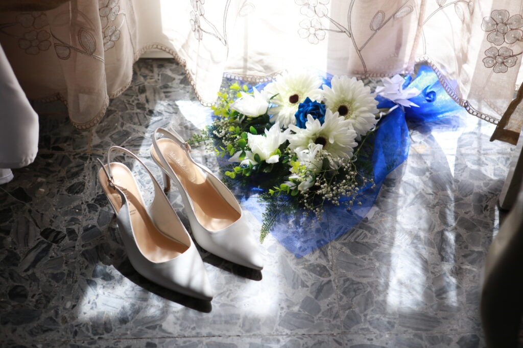 Matrimonio preparativo scarpe fiori