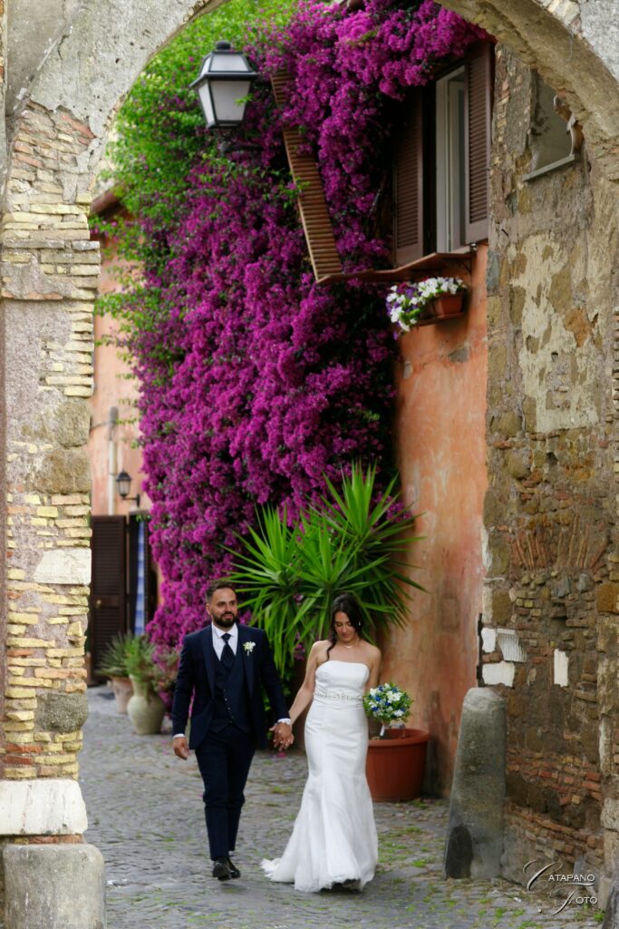 sposi fotografia con fiori