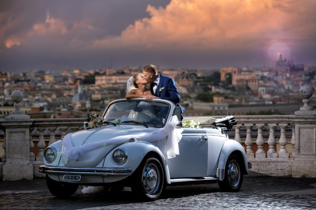 Due sposi che si baciano nella macchina. Stile fotografico per il tuo matrimonio a Roma