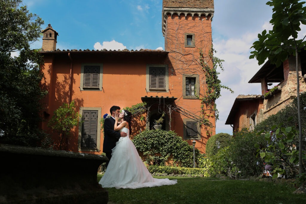 Due sposi in un casale, fotografo matrimonio roma, stile fotografico per il tuo matrimonio a Roma